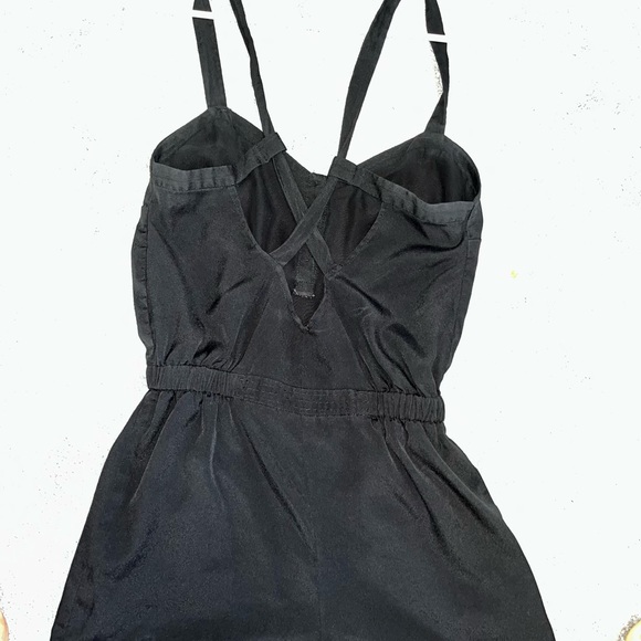 Black BCBG romper short pants jumpsuit with low back detail and pockets size 4 - Picture 9 of 14